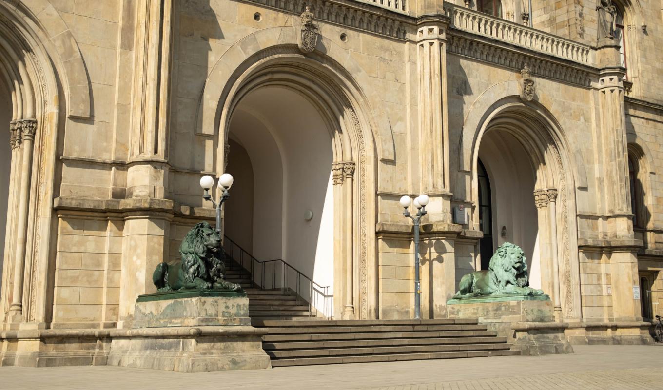 Foto der Leibniz Universität Hannover von vorne