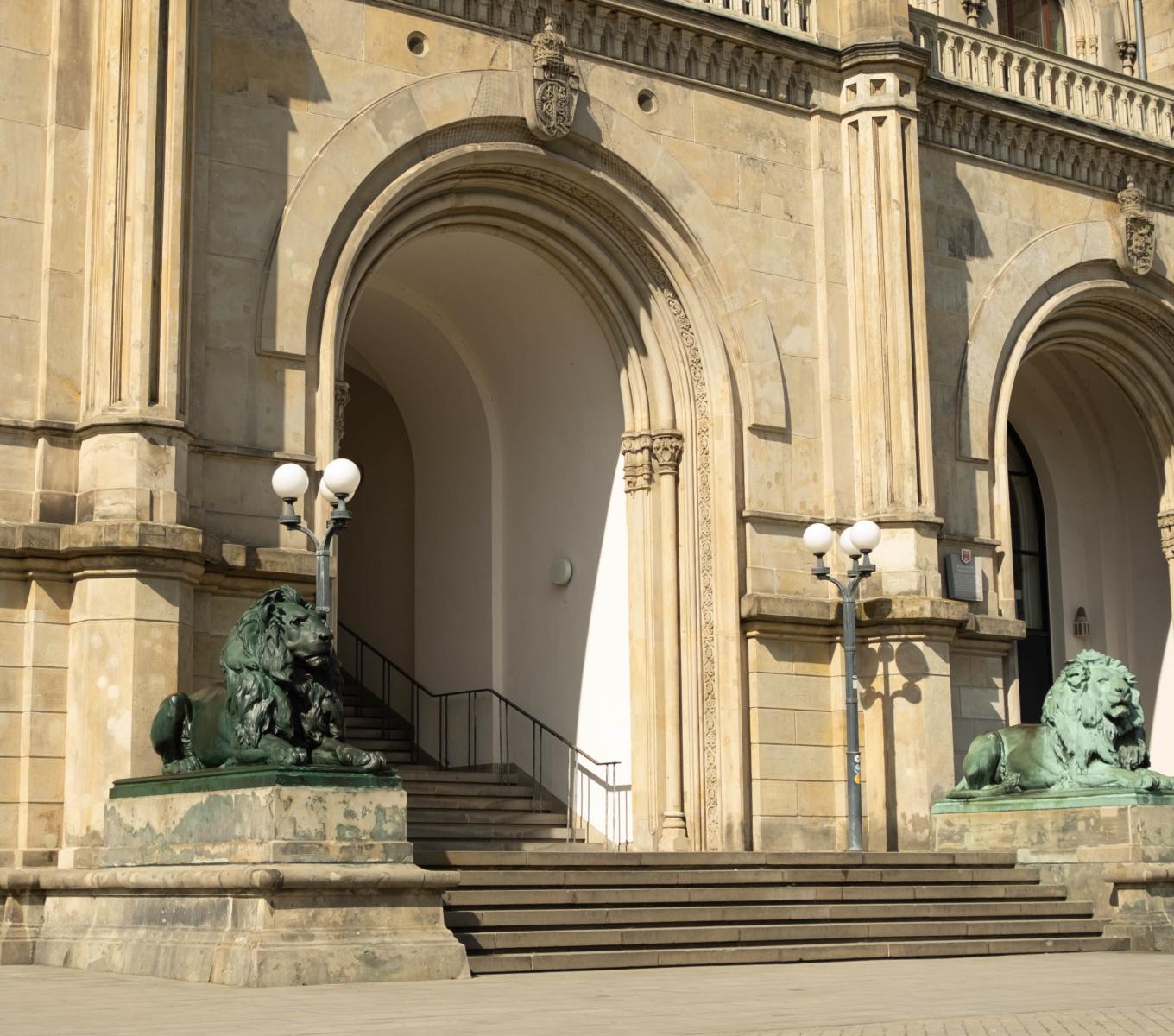 Der Eingang der Leibniz Universität Hannover.